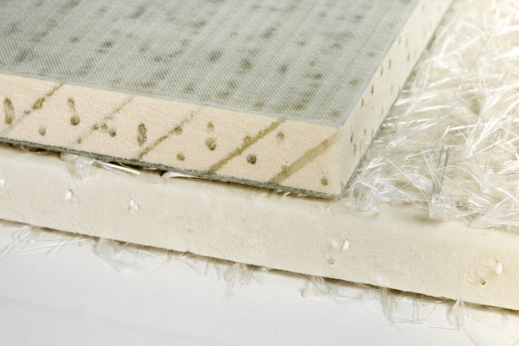 Nahaufnahme von geschichteten Materialproben mit Fasern und einer beschichteten Oberfläche