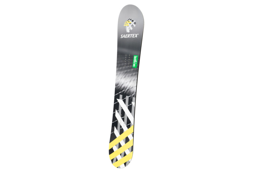 Ein einzelnes Snowboard mit schwarzem, grauem und gelbem Design auf weißem Hintergrund.
