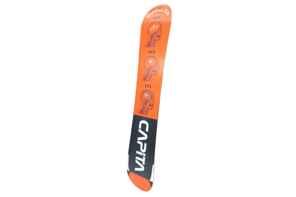 Ein orange-schwarzes Snowboard mit der Aufschrift „CAPiTA“ vor weißem Hintergrund.