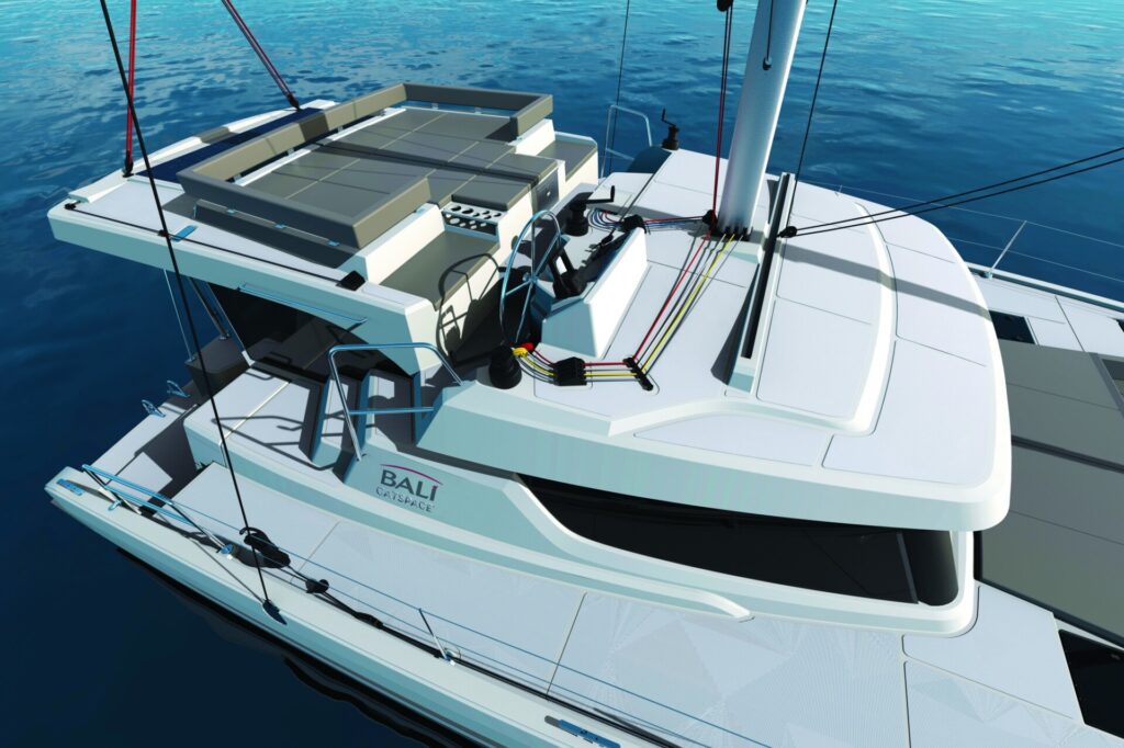 Weißer Segelkatamaran mit moderner Decksaufbauten auf blauem Wasser