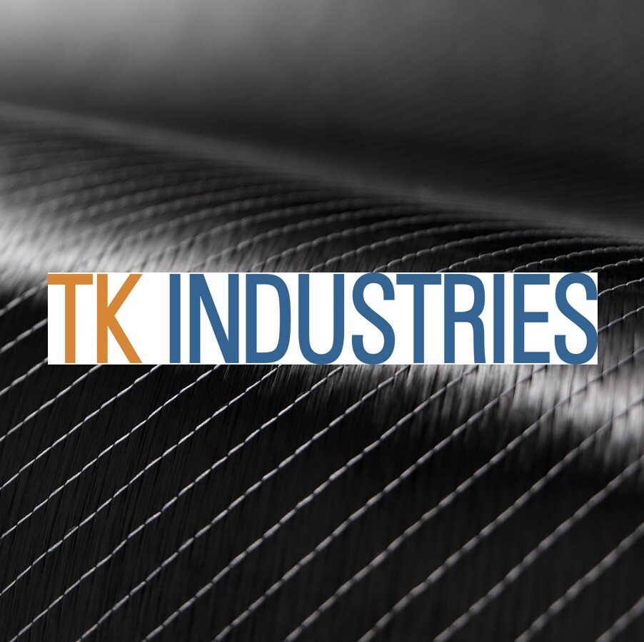 Logo mit der Aufschrift „TK INDUSTRIES“ vor einem dunklen, abstrakten Hintergrund mit geschwungenen Linien.