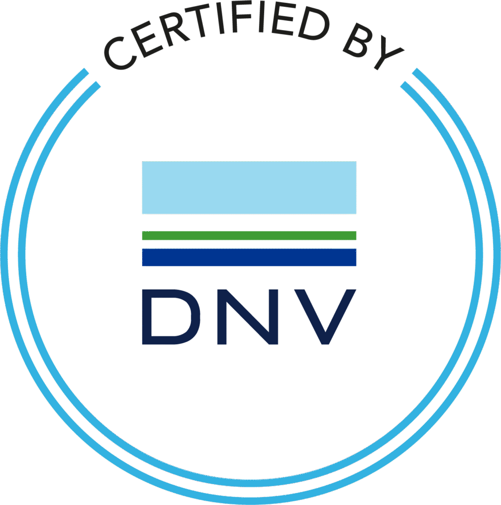 Ein blaues rundes DNV-Logo mit der Aufschrift „CERTIFIED BY“ oben und „DNV“ in der Mitte.